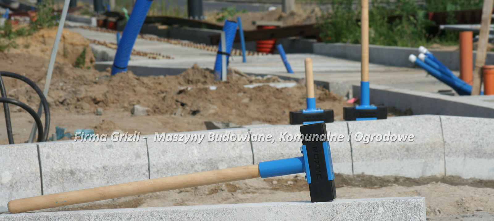 Młotek brukarski gumowy długi Jazon MGD na placu budowy